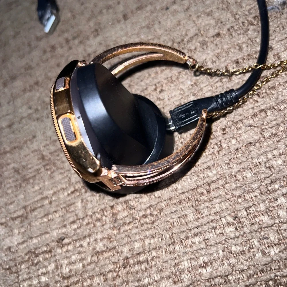 Samsung Gold Smartwatch Premium Design